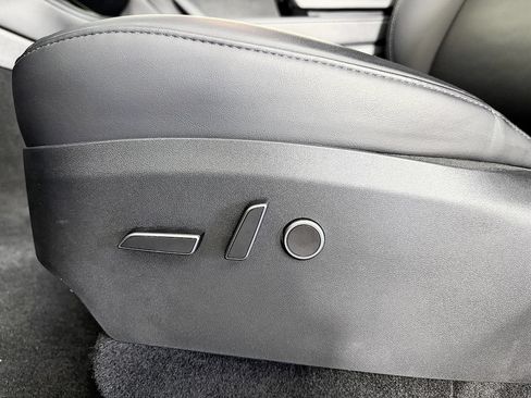 Used 2023 Tesla Model Y Long Range AWD/4WD image 30