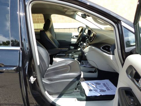 Used 2024 Chrysler Pacifica Touring-L FWD image 37