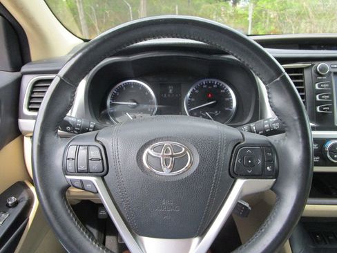 Used 2015 Toyota Highlander XLE FWD image 27