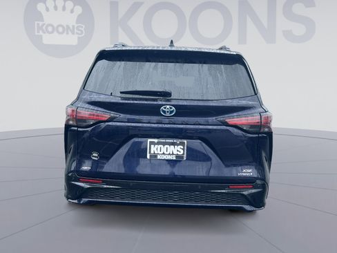 Used 2024 Toyota Sienna XSE w/ XSE Plus Package AWD/4WD image 10