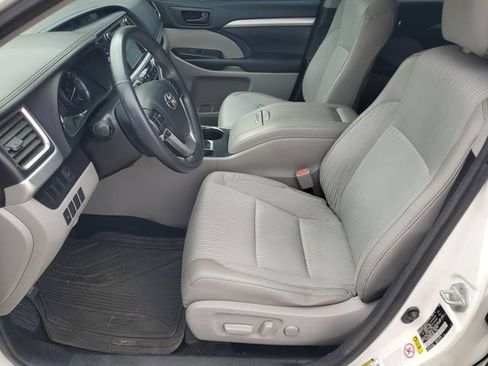 Used 2016 Toyota Highlander Plus FWD image 5
