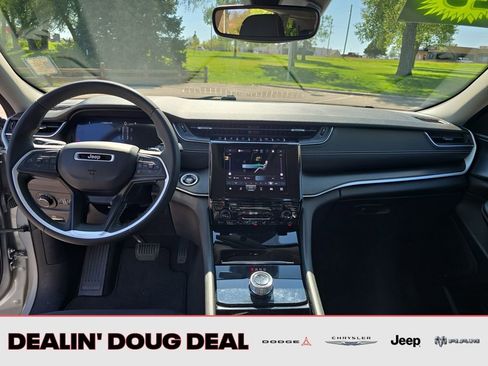 Used 2023 Jeep Grand Cherokee Laredo AWD/4WD image 13