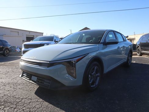 New 2025 Kia K4 LXS image 3
