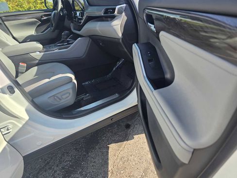 New 2026 Toyota Highlander Platinum image 10