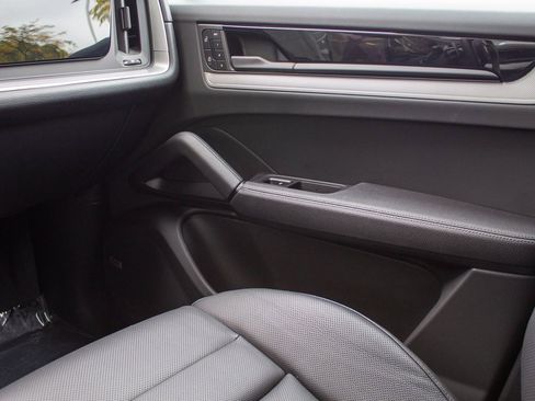 Used 2024 Porsche Cayenne w/ Premium Package image 20