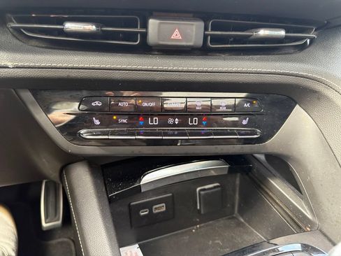 Used 2022 Buick Envision Essence w/ Sport Touring Package FWD image 18