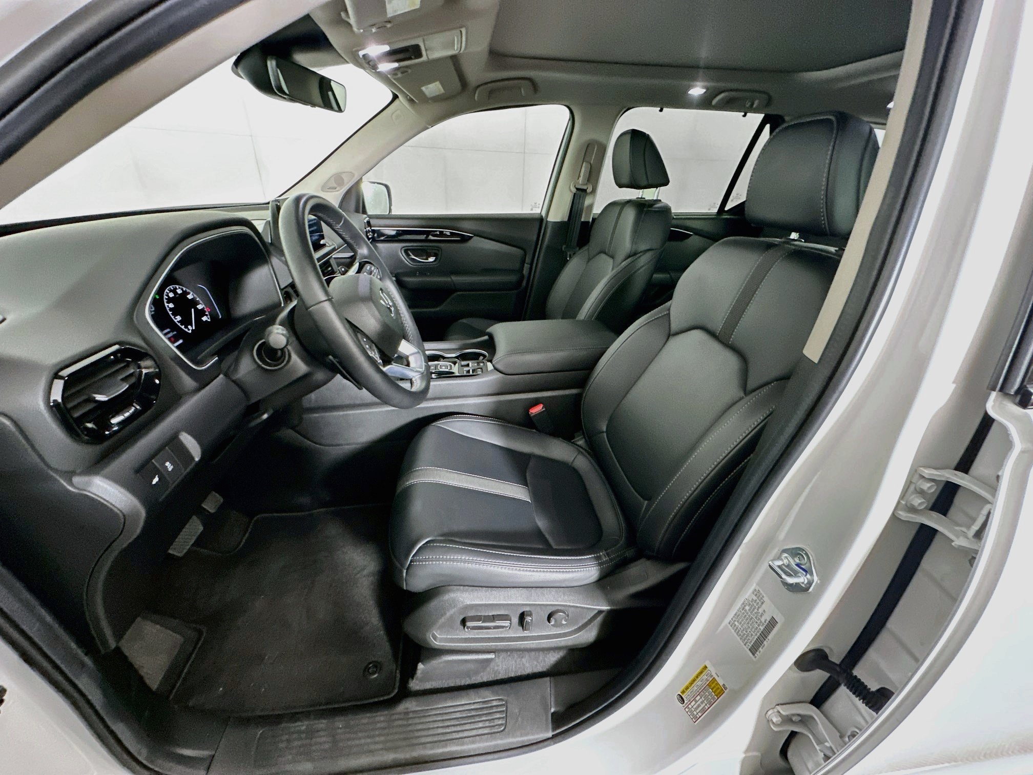 Used 2025 Honda Pilot Touring image 13