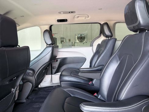 Used 2024 Chrysler Pacifica Limited FWD image 14
