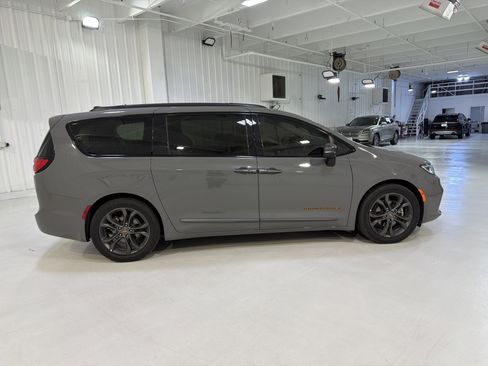 Used 2023 Chrysler Pacifica Touring-L w/ Road Tripper Package FWD image 6