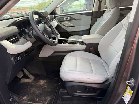 Used 2025 Ford Explorer Platinum w/ LUX Leather Package AWD/4WD image 4