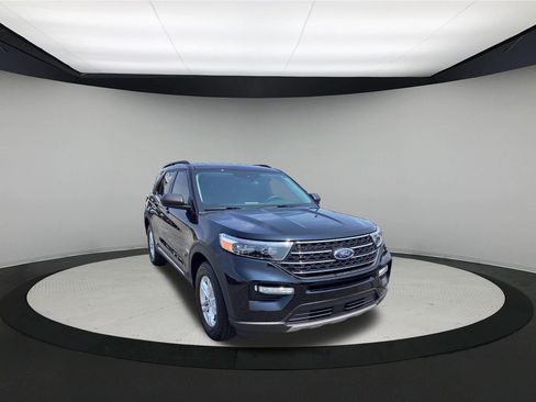 Used 2023 Ford Explorer XLT w/ Equipment Group 202A AWD/4WD image 2