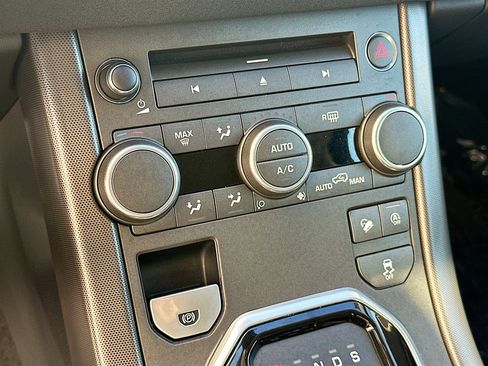 Used 2019 Land Rover Range Rover Evoque SE image 16