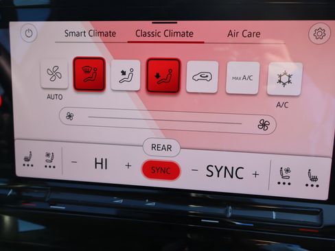 Used 2024 Volkswagen Atlas SEL AWD/4WD image 18