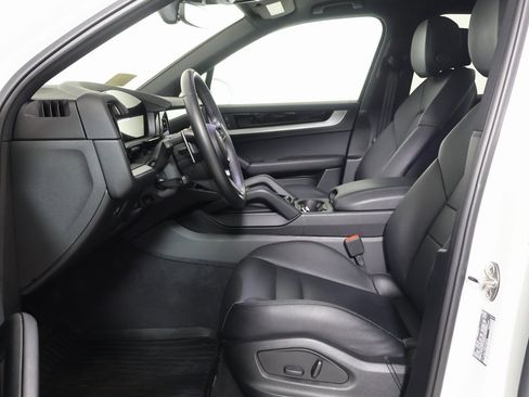 Used 2025 Porsche Cayenne image 5