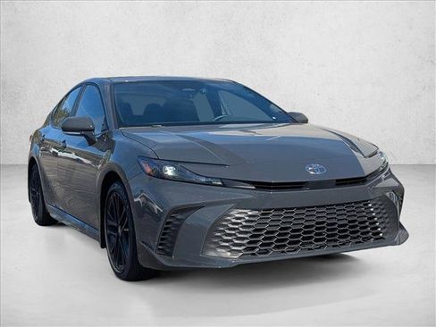 Used 2025 Toyota Camry SE image 3