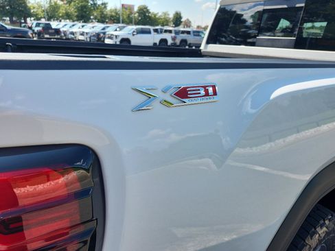 Used 2025 GMC Sierra 2500 SLT w/ SLT Premium Package AWD/4WD image 5