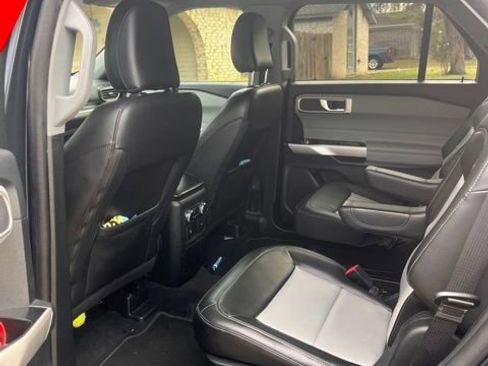 Used 2022 Ford Explorer XLT w/ Equipment Group 202A image 6