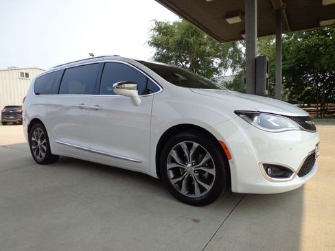 Used 2017 Chrysler Pacifica Limited w/ UConnect Theater Package FWD image 3