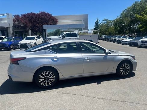 Used 2023 Nissan Altima 2.5 SV FWD image 9