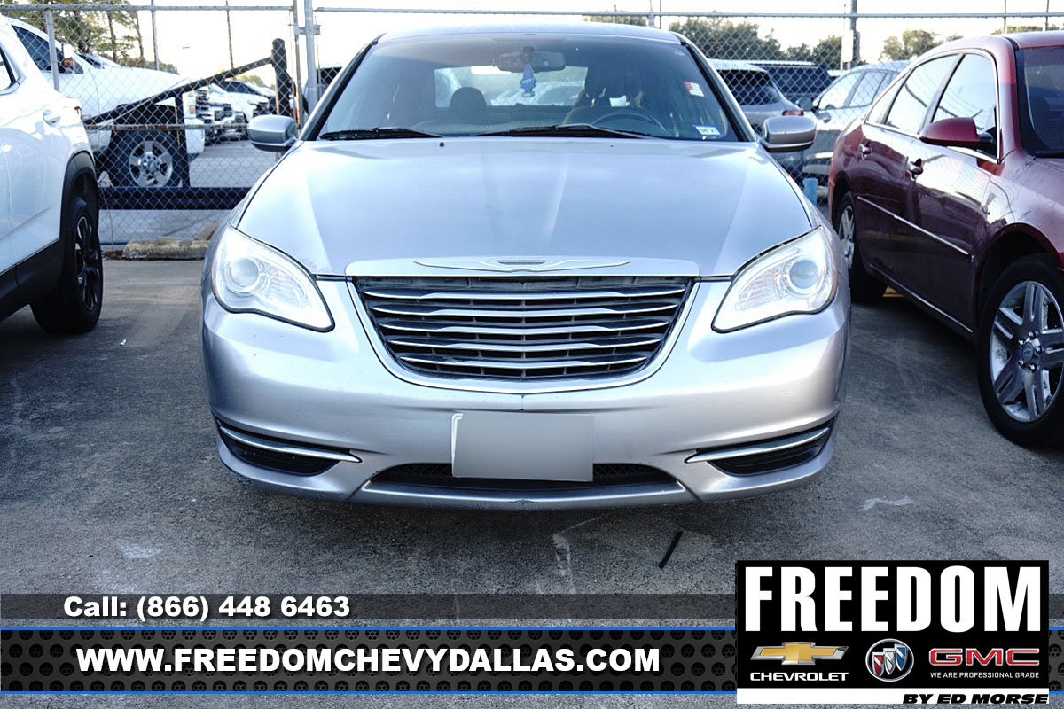 Used 2013 Chrysler 200 Touring FWD image 2