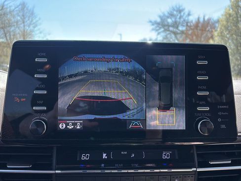 Used 2022 Toyota Sienna Platinum AWD/4WD image 26