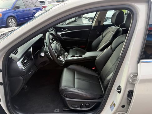 Used 2025 Genesis G70 2.5T RWD image 10