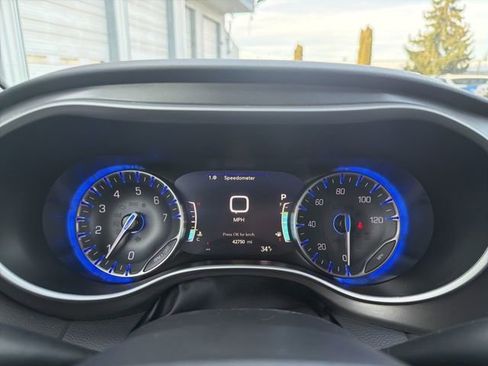 Used 2024 Chrysler Pacifica Touring-L image 28