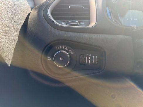Used 2016 Jeep Renegade Latitude FWD image 20