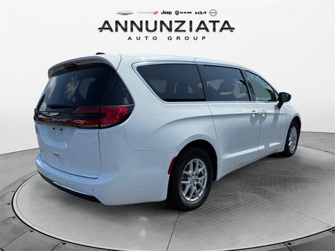 Certified 2023 Chrysler Pacifica Touring-L image 5
