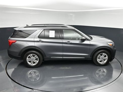 Used 2022 Ford Explorer XLT w/ Equipment Group 202A AWD/4WD image 22