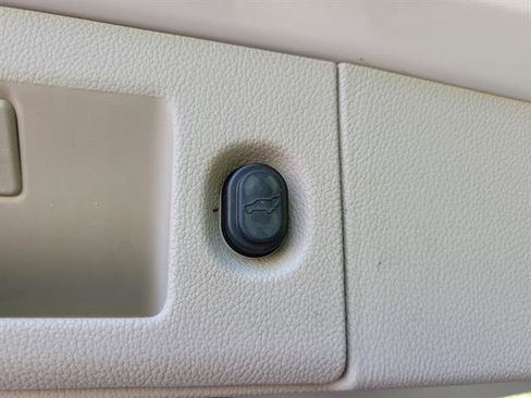 Used 2015 Cadillac Escalade Premium image 16