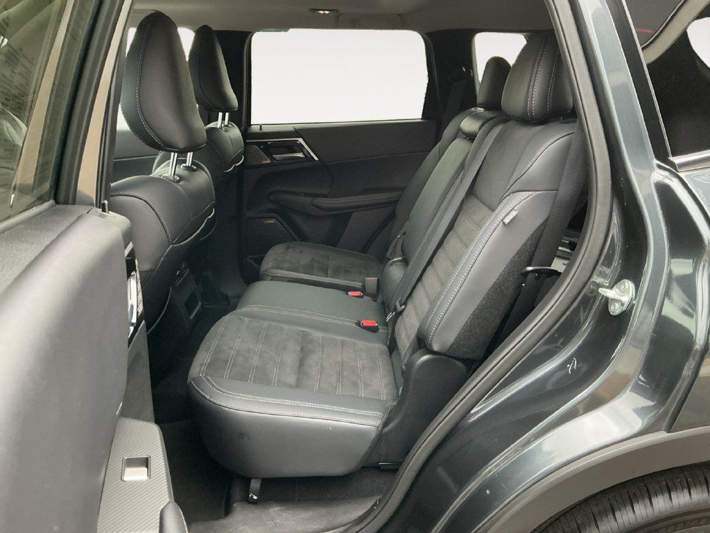 Used 2025 Mitsubishi Outlander SE FWD image 13