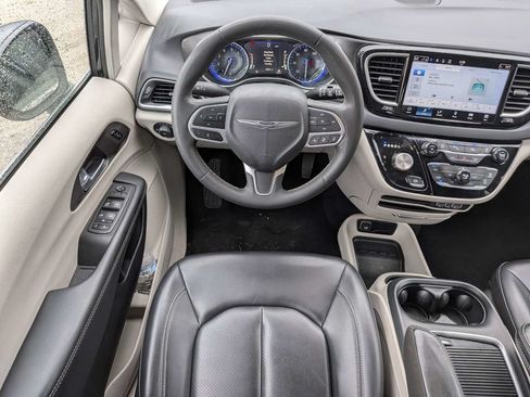 Used 2023 Chrysler Pacifica Touring-L FWD image 17