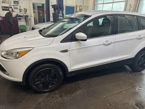 Used 2016 Ford Escape SE w/ SE Cold Weather Package image 4