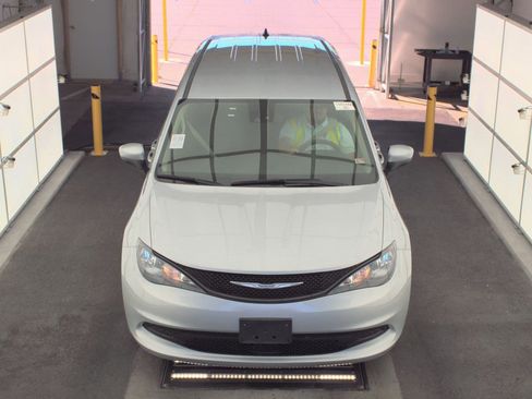 Used 2023 Chrysler Voyager LX image 2