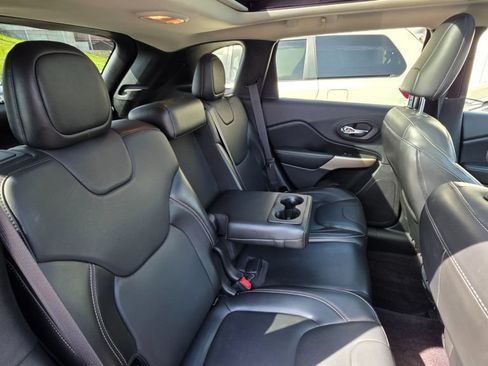 Used 2018 Jeep Cherokee Limited AWD/4WD image 34