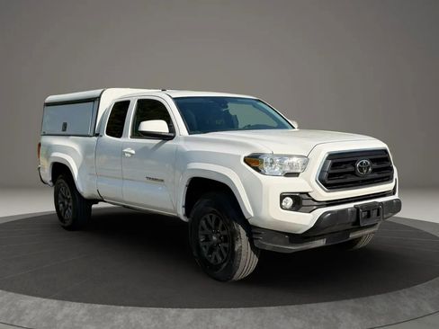 Used 2020 Toyota Tacoma SR5 RWD image 3