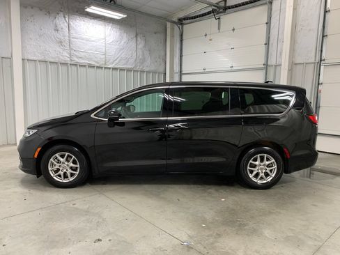 Used 2025 Chrysler Pacifica Select FWD image 4