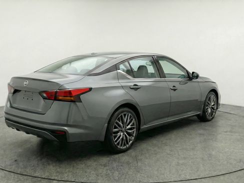 Used 2025 Nissan Altima 2.5 SV FWD image 9
