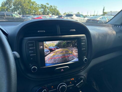 Used 2025 Kia Soul LX w/ LX Technology Package FWD image 23