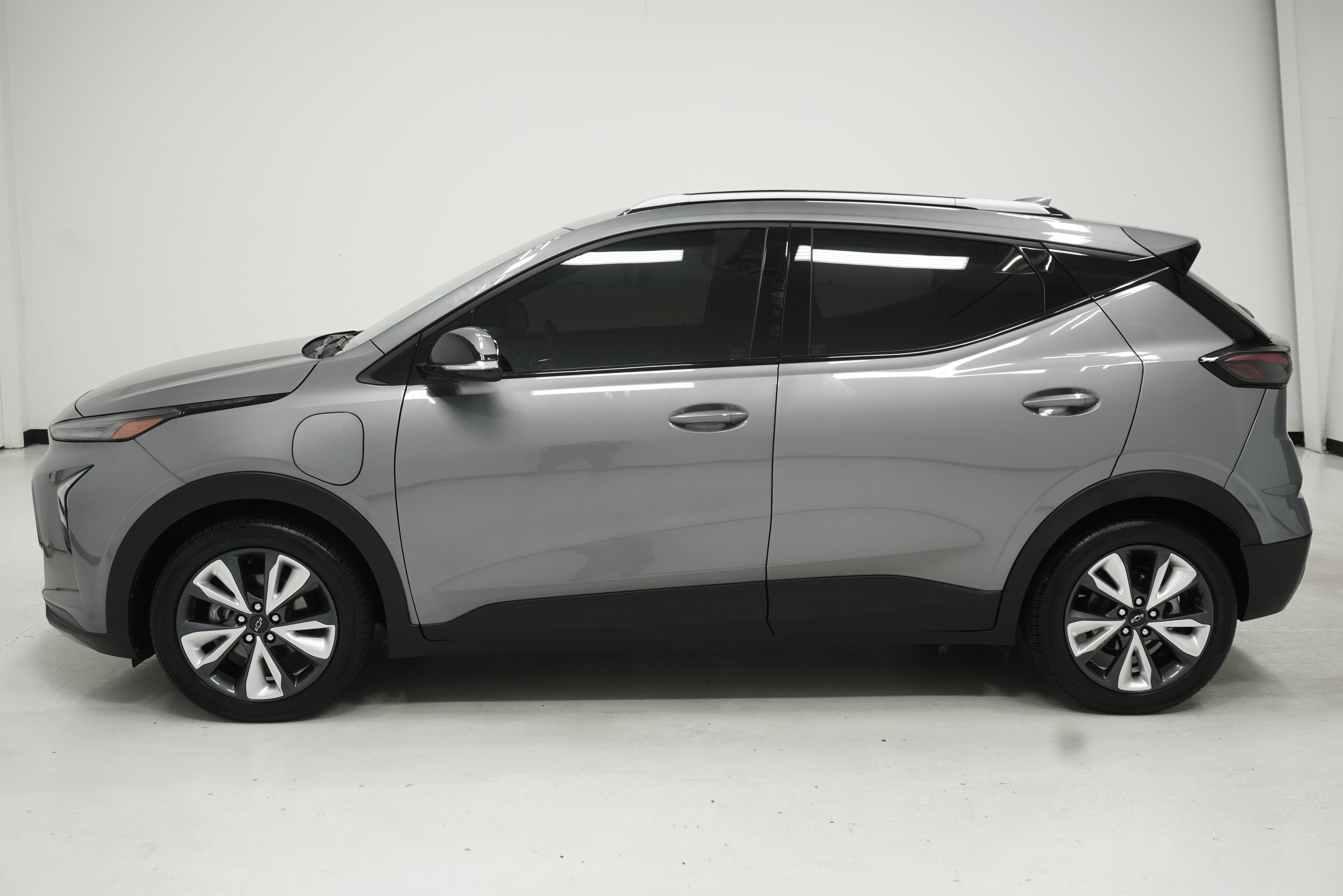 Used 2023 Chevrolet Bolt EUV LT w/ Convenience Package FWD image 7
