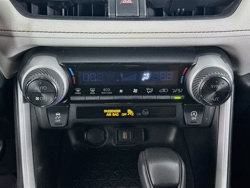 Used 2021 Toyota RAV4 XLE w/ Convenience Package FWD image 23