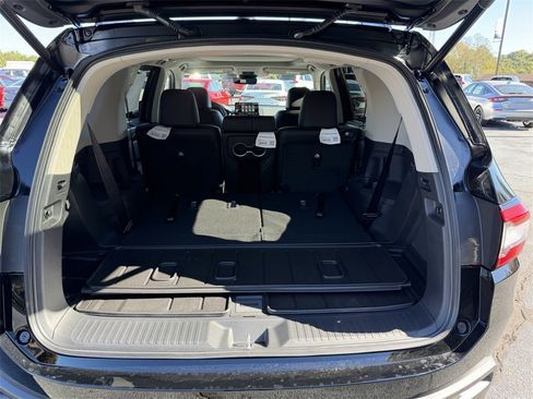 New 2025 Honda Pilot Touring image 9