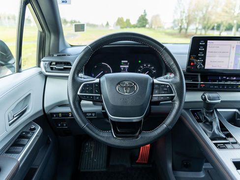 Used 2022 Toyota Sienna XSE FWD image 9