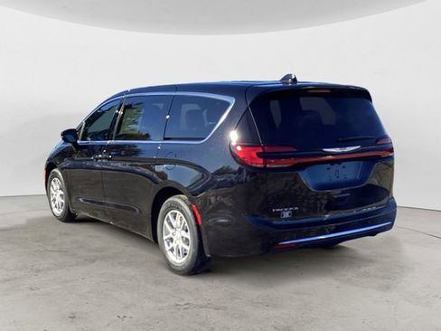 New 2026 Chrysler Pacifica Select image 3