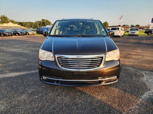 Used 2014 Chrysler Town & Country Touring w/ Driver Convenience Group FWD image 12