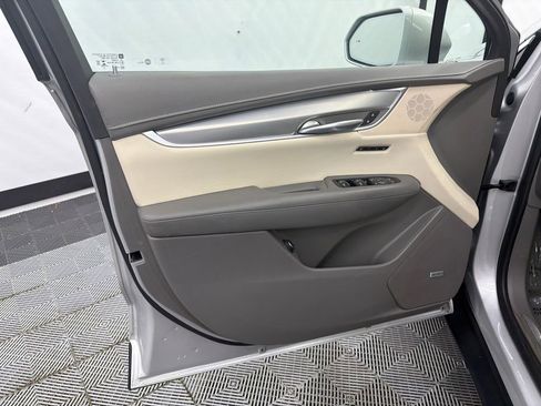 Used 2018 Cadillac XT5 Luxury w/ Driver Awareness Package FWD image 11