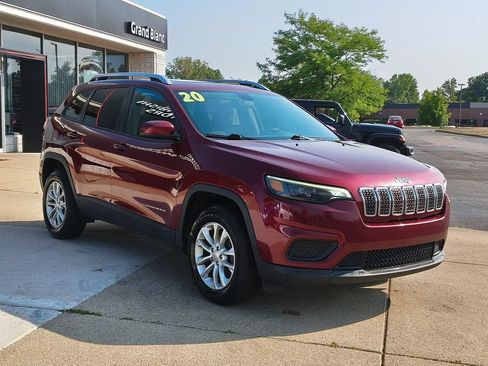 Used 2020 Jeep Cherokee Latitude w/ Cold Weather Group AWD/4WD image 3