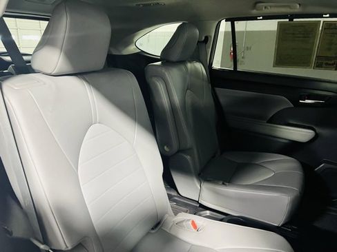 Used 2023 Toyota Highlander XLE image 36