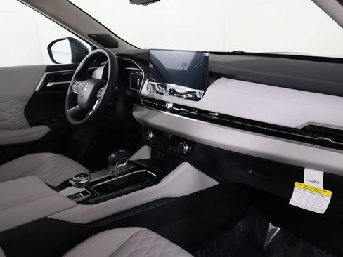 Used 2025 Mitsubishi Outlander AWD image 35